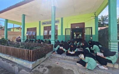 MENDULANG BERKAH DI BAWAH HEMBUSAN ANGIN SEPOI KHUSYUKNYA KEGIATAN MENGAJI SORE SISWA MTSN 1 GAYO LUES